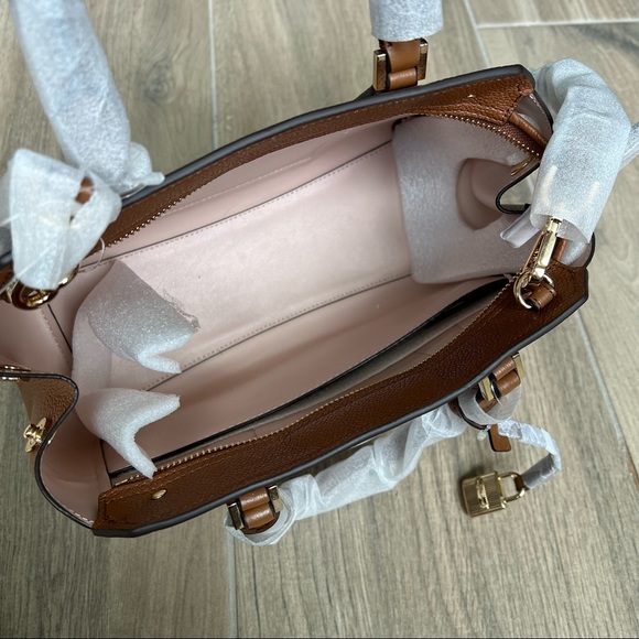 Michael Kors Hayes Medium Messenger - Picture 7 of 8